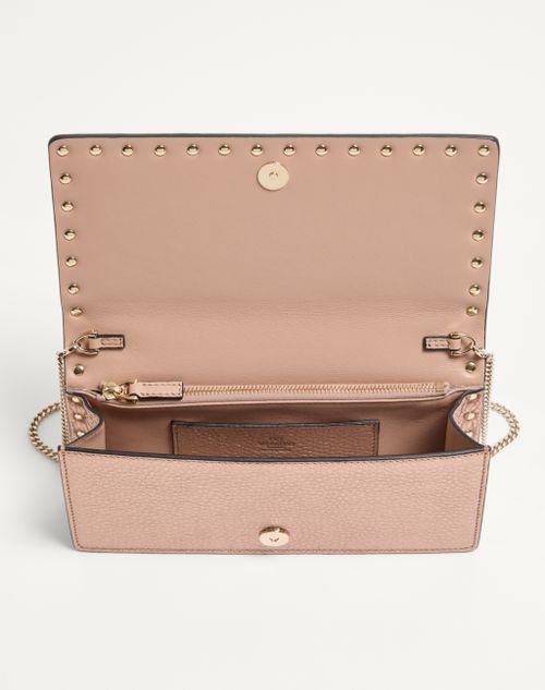 Valentino Garavani - Rockstud Laminated Grainy Calfskin Wallet With Chain - Rose Cannelle - Woman - Clutches